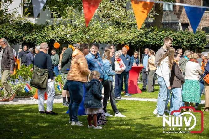 Volle terrassen, bruisende kleedjesmarkt en sportieve Wallenloop: Elburg leeft tijdens koningsdag! - &copy; NWVFoto.nl